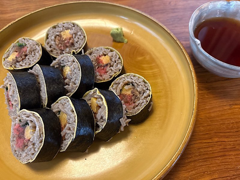 _nrin's tweet image. 五重塔そばのそば屋で変わった料理があったのでつい注文。巻き寿司でお米の代わりにそば😲