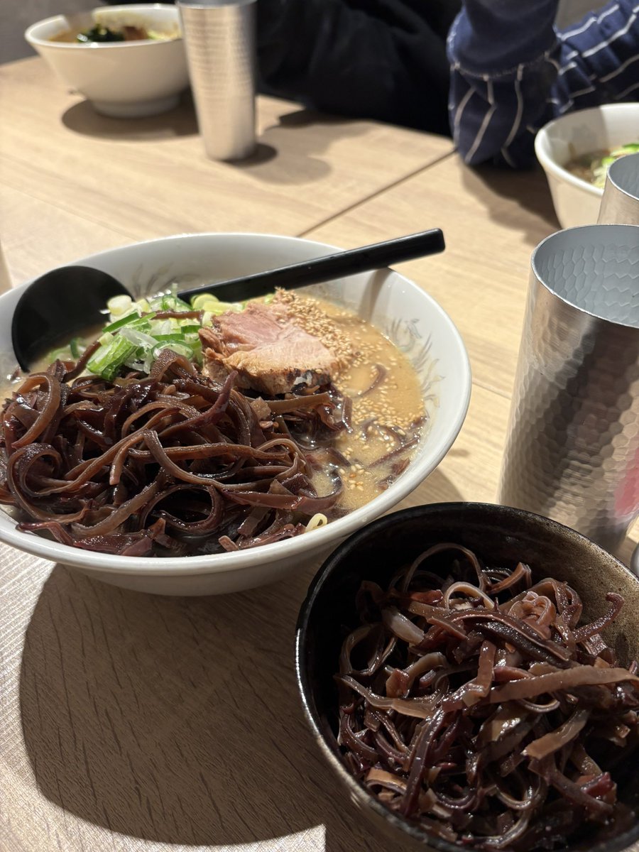 hs__stm's tweet photo. 昨日キクラゲラーメン食べました！
　
ラーメンにキクラゲをトッピングしてるのか、
キクラゲにラーメンをトッピングしてるのかわからなくなるほど、

通常キクラゲ＋キクラゲトッピング＋キクラゲトッピングの、トリプルキクラゲしてきました！

キクラゲ大好きなので、ご満悦でございます♡ https://t.co/1PtcCIR7uE