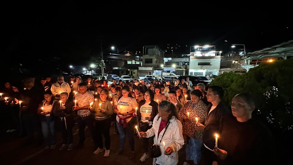 SantiagoRafa11's tweet image. 🇻🇪 🚨 11PM - Venezuela en vigilia para acompañar a los familiares de los presos políticos. La liberación de los héroes secuestrados es un clamor de todo el país.

El momento es ahora. ¡Liberen a los rehenes!