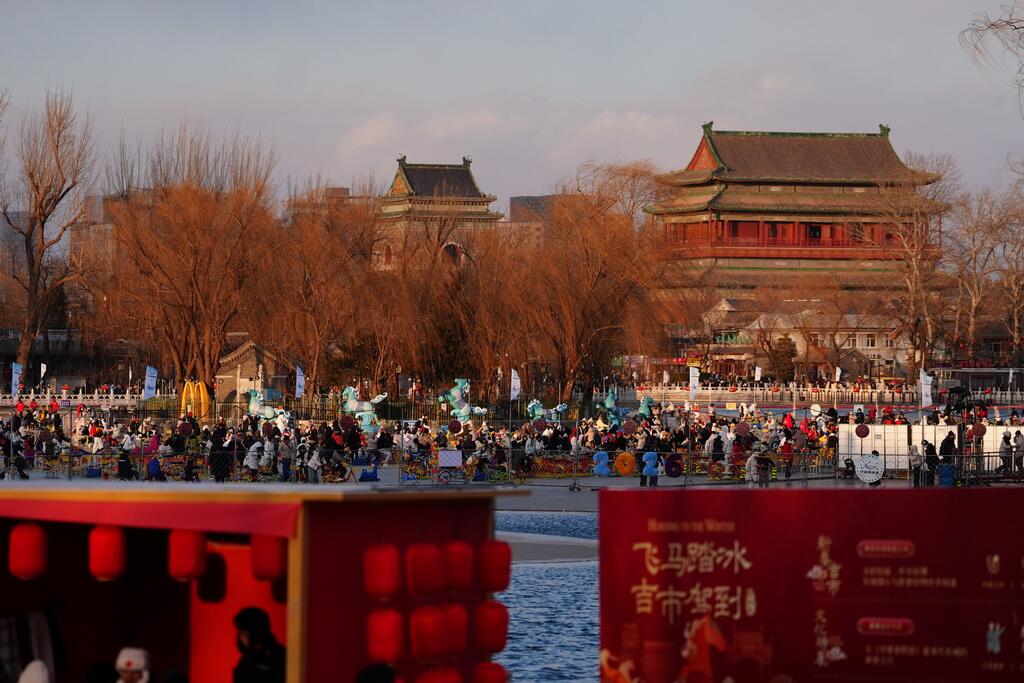 PDChinese's tweet photo. 【北京：什剎海前海冰場正式營業】1月10日，北京什剎海前海冰場正式營業，吸引眾多遊客到此休閒遊玩。受氣溫影響，冰場目前開放的是前海區域。前海冰場運營面積為3.5萬平方米，營業時間為8點至21點。 https://t.co/gYE0xfj2IB