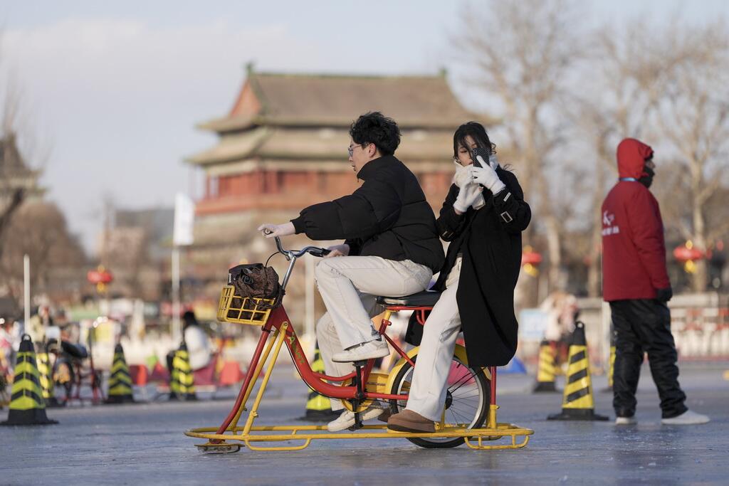 PDChinese's tweet photo. 【北京：什剎海前海冰場正式營業】1月10日，北京什剎海前海冰場正式營業，吸引眾多遊客到此休閒遊玩。受氣溫影響，冰場目前開放的是前海區域。前海冰場運營面積為3.5萬平方米，營業時間為8點至21點。 https://t.co/gYE0xfj2IB