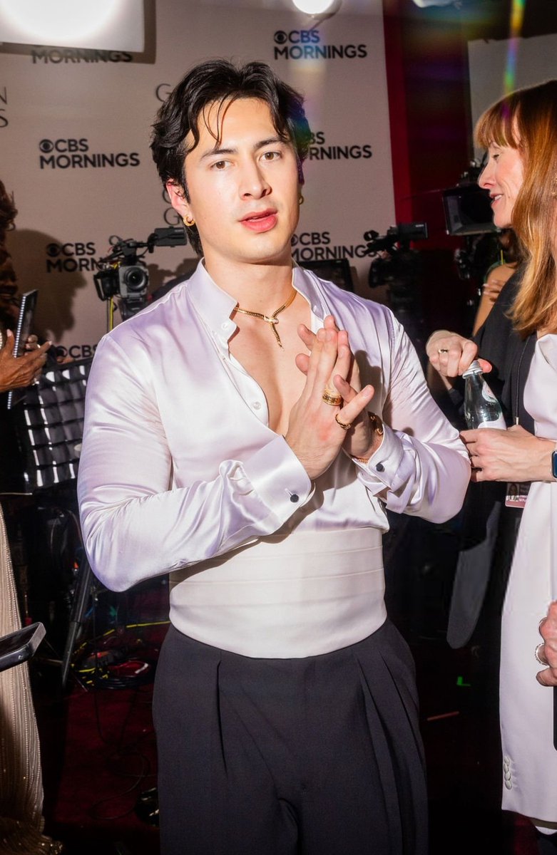 hudsonwphotos's tweet image. oh f–ck it's hot in here!

Hudson Williams at the #GoldenGlobes