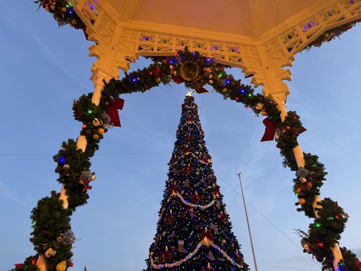 Luke94's tweet image. Was surprised to still see the Christmas decorations up and music playing at the Magic Kingdom today. An unexpected serotonin boost 🎄