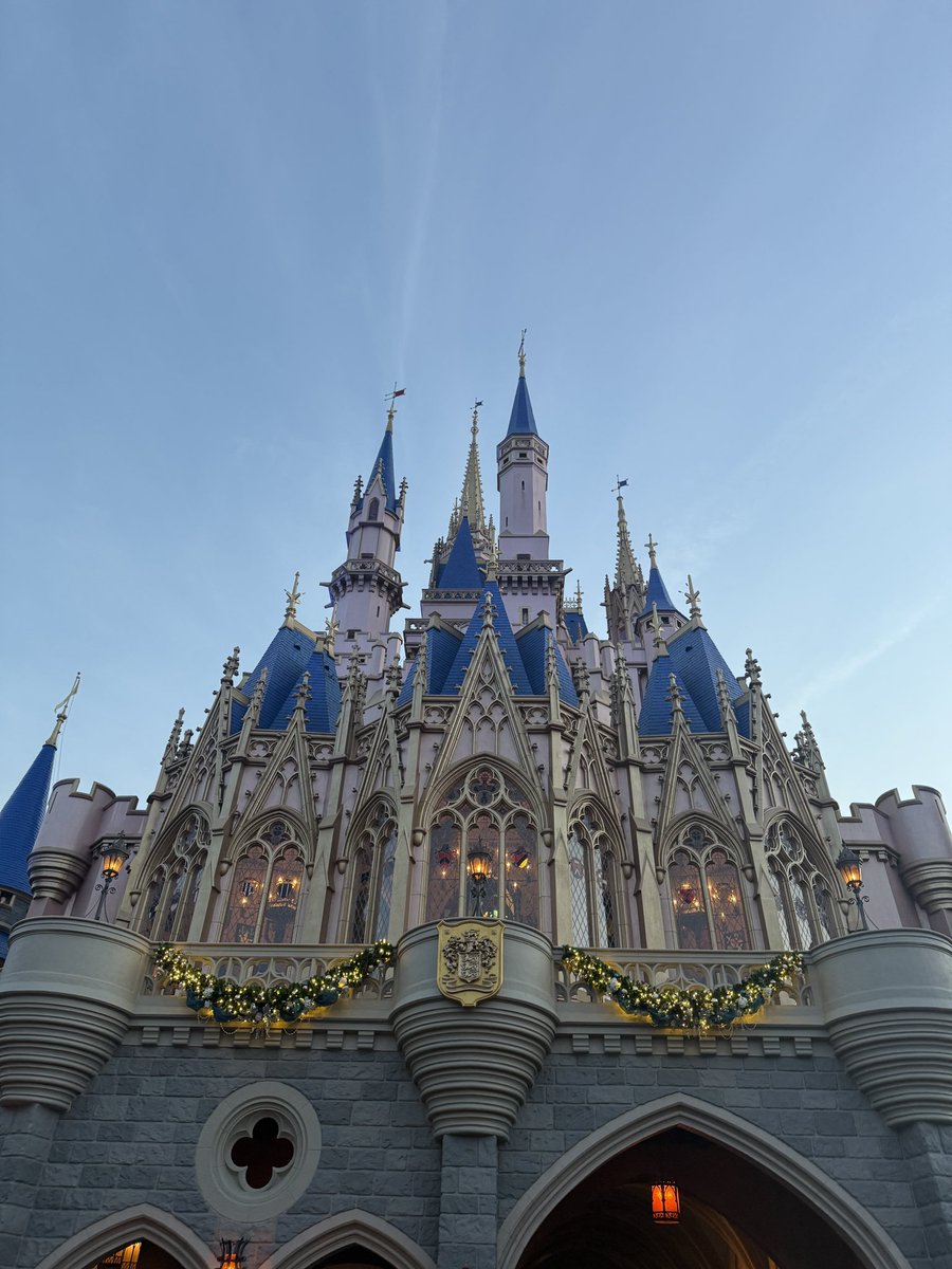 Luke94's tweet image. Was surprised to still see the Christmas decorations up and music playing at the Magic Kingdom today. An unexpected serotonin boost 🎄