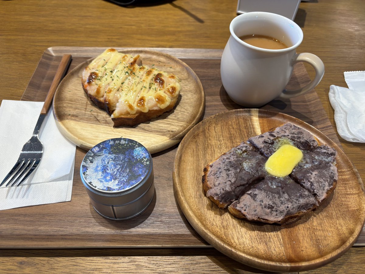 20260112 クラファンで協力した #7Story.co.shinjuku Cafe&amp;Barにランチ、オープンでテーブル席が埋まる盛況
チーズが食べられないオイラは、スタッフさんオススメのコーヒーとトーストを頂いた
コーヒー豆の缶を開ける儀式から始まった
コーヒー（インドネシア）800
トースト（タラモ、あんバター）700