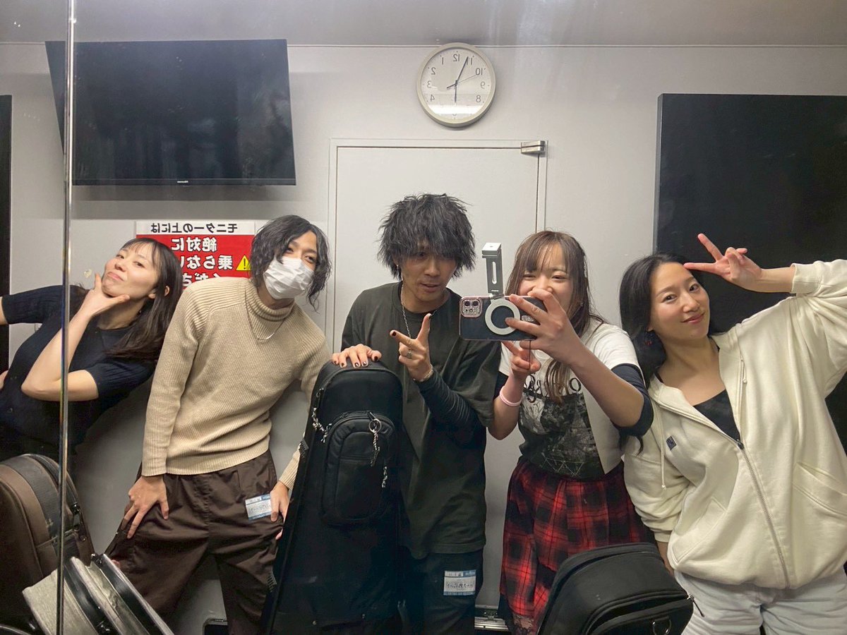 hmoooxxx's tweet image. #アマフェス
朝から昨夜の録画の反省ラインが飛び交うハーフアンドハーフです🍕笑
そんなのも尊いなと思いますね。
大変貴重な体験をしています、幸せです。だから音楽はやめられねぇ。
これからたくさん場数踏んでいきます。
ライブのお誘い待ってます😤
#BonJovi  #itsmylife #ボンジョビ