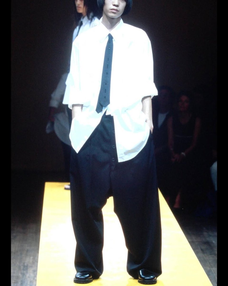 HardestFitPics's tweet photo. Yohji Yamamoto Spring 2000 Menswear https://t.co/8yyPiraHu1