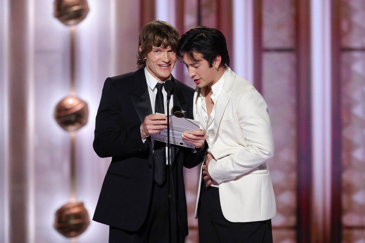 livietaekook's tweet image. Si los ven yéndose al baño no los detengan #GoldenGlobes