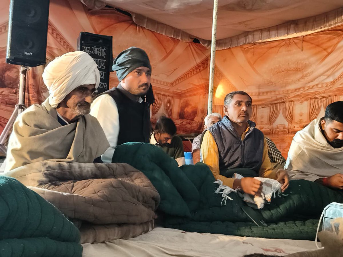 HanumanBangra_'s tweet photo. कल शाम को धरने के 26वें दिन, कड़ाके की ठंड में भी किसानों के साथ डटे रहकर ,बाबा रामदेव जी महाराज की भक्ति संध्या का आयोजन किया गया।
#किसानआंदोलन
#nagaur #rajasthan #kisan #Congress #indian https://t.co/Dz0neu1HiA