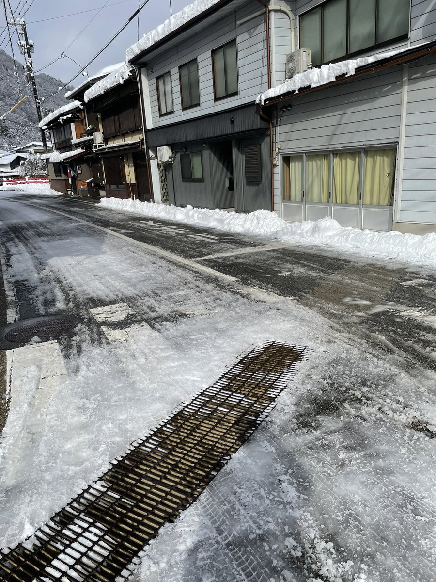 tetsuchancutter's tweet image. 名古屋から帰ってきたから 即除雪☃️

ビフォアフ🪏

別宅もあるから 2軒分🏠

ちかれた🤪