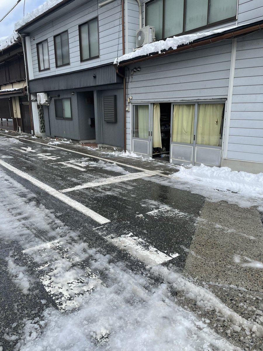 tetsuchancutter's tweet image. 名古屋から帰ってきたから 即除雪☃️

ビフォアフ🪏

別宅もあるから 2軒分🏠

ちかれた🤪