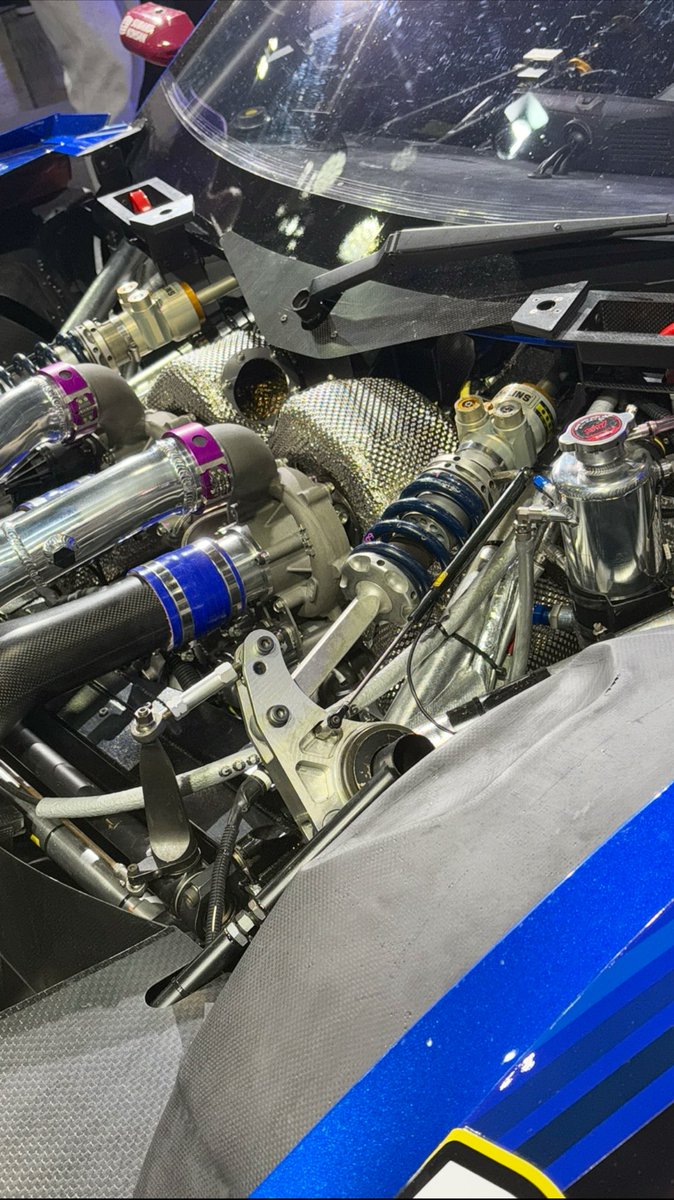 EG33で話題のBRZ。
EJ20時代のレイアウトを知らんけど、熱源の真横にあるダンパーの熱害対策厳しそうだなと思ったの図。
ガッツリとヒートシールドあるし走行中であればそれなりに冷えそうだけど。