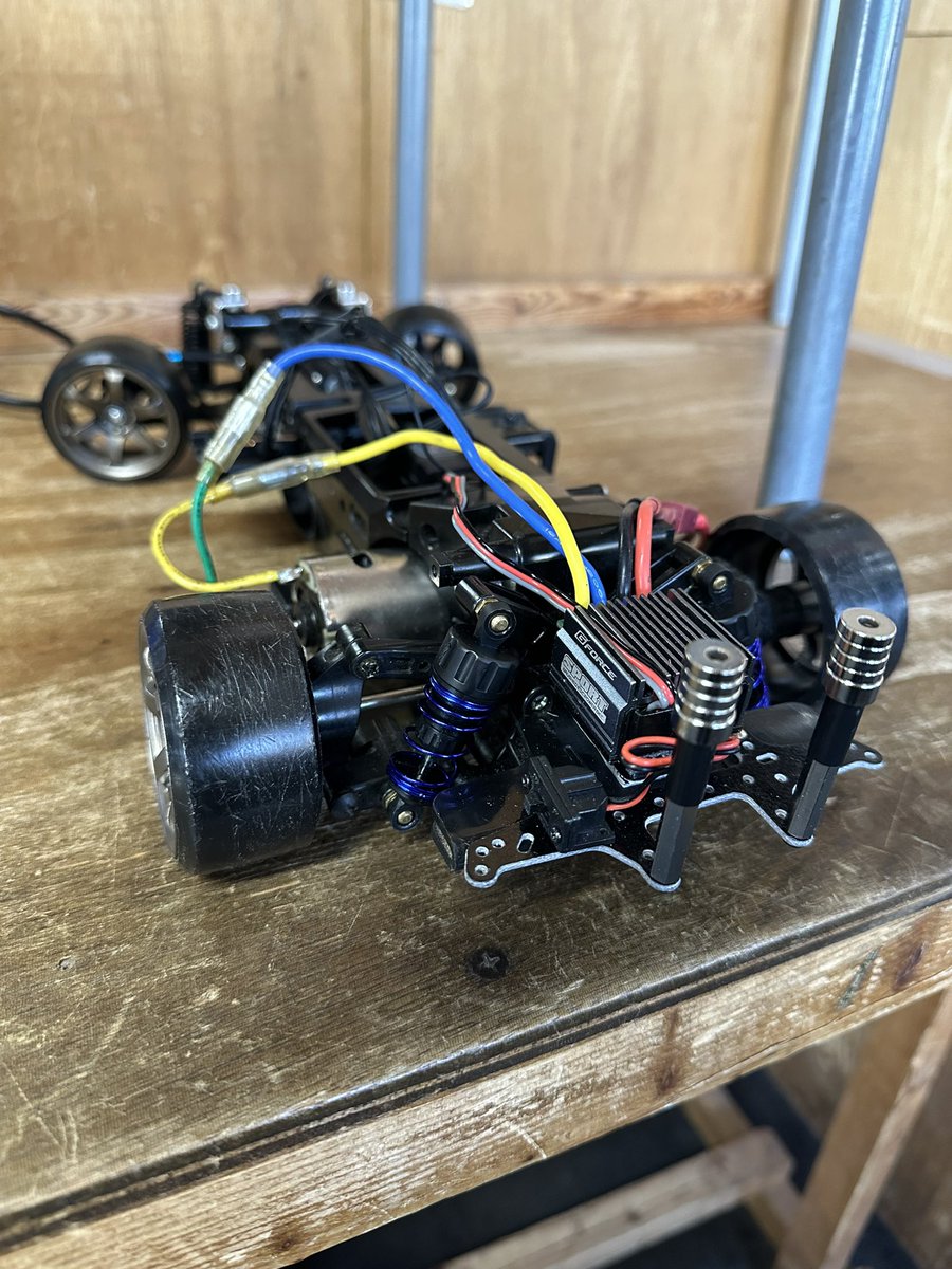purpletrueno's tweet image. TL01 2駆ドリ魔改造！
無事にデビューしました！
1発目から普通に走ってしまって、拍子抜け。笑
アッカーマン頑張ったおかげかな？
人生初のミッド横置きモーターシャーシとリヤアンプ！
お決まりの540ブラシモーター！
#TL01
#ラジドリ