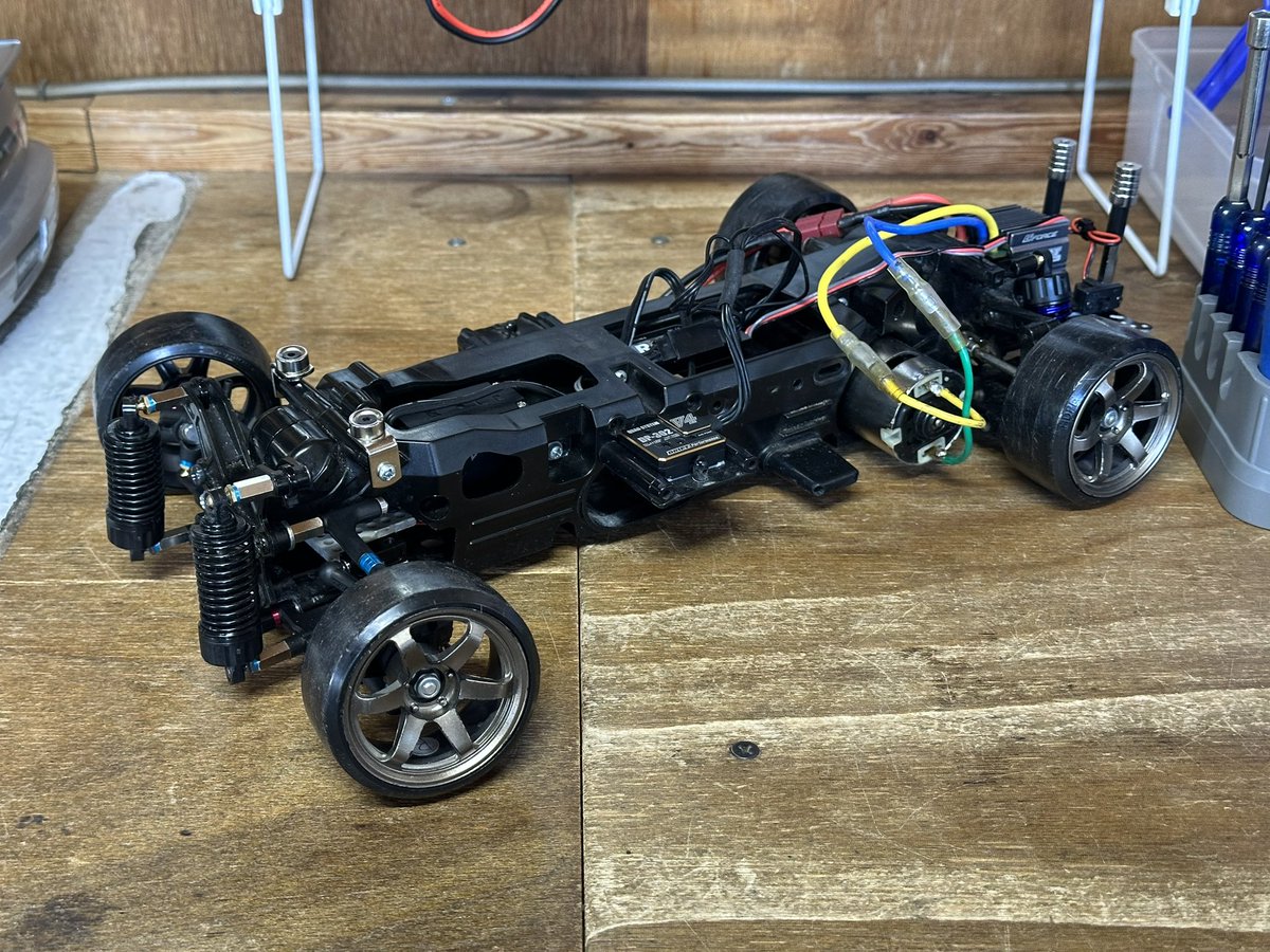 purpletrueno's tweet image. TL01 2駆ドリ魔改造！
無事にデビューしました！
1発目から普通に走ってしまって、拍子抜け。笑
アッカーマン頑張ったおかげかな？
人生初のミッド横置きモーターシャーシとリヤアンプ！
お決まりの540ブラシモーター！
#TL01
#ラジドリ