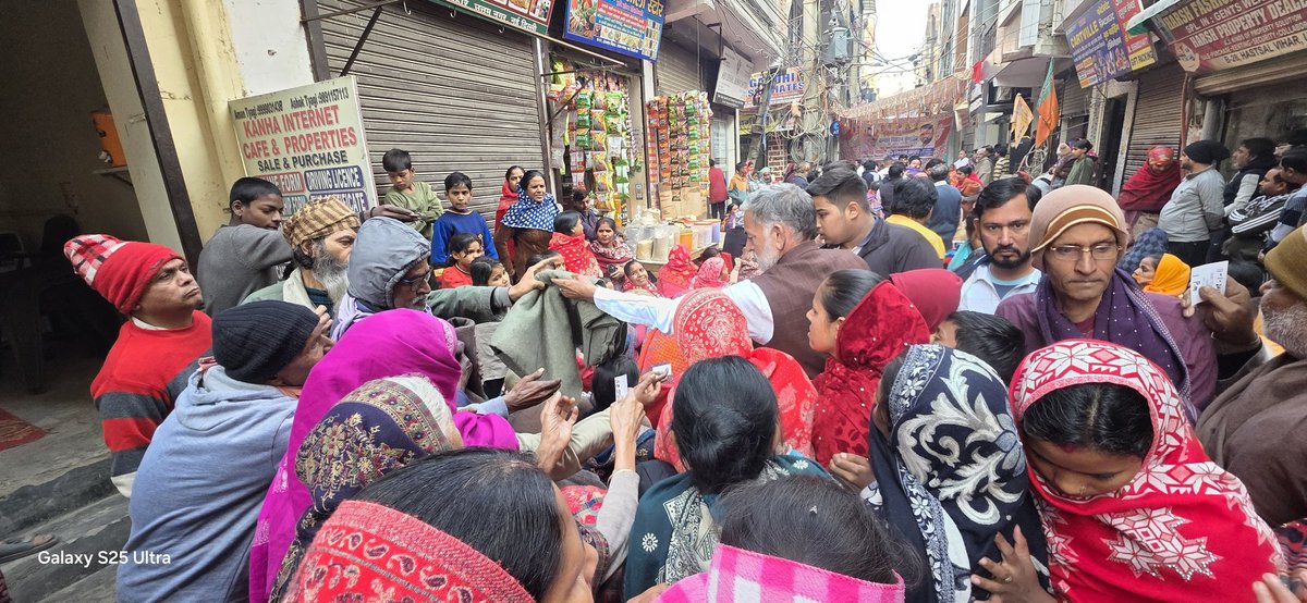कंबल वितरण सेवा – Day 2 
सेवा जारी है, संघर्ष जारी है 

#AAP <a href="/Saurabh_MLAgk/">Saurabh Bharadwaj</a> <a href="/ArvindKejriwal/">Arvind Kejriwal</a> <a href="/msisodia/">Manish Sisodia</a>