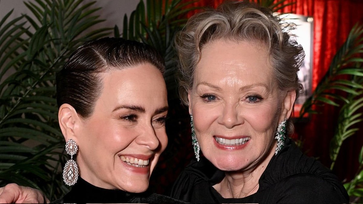 BraSarahPaulson's tweet image. Sarah Paulson com as vencedoras do #GoldenGlobes