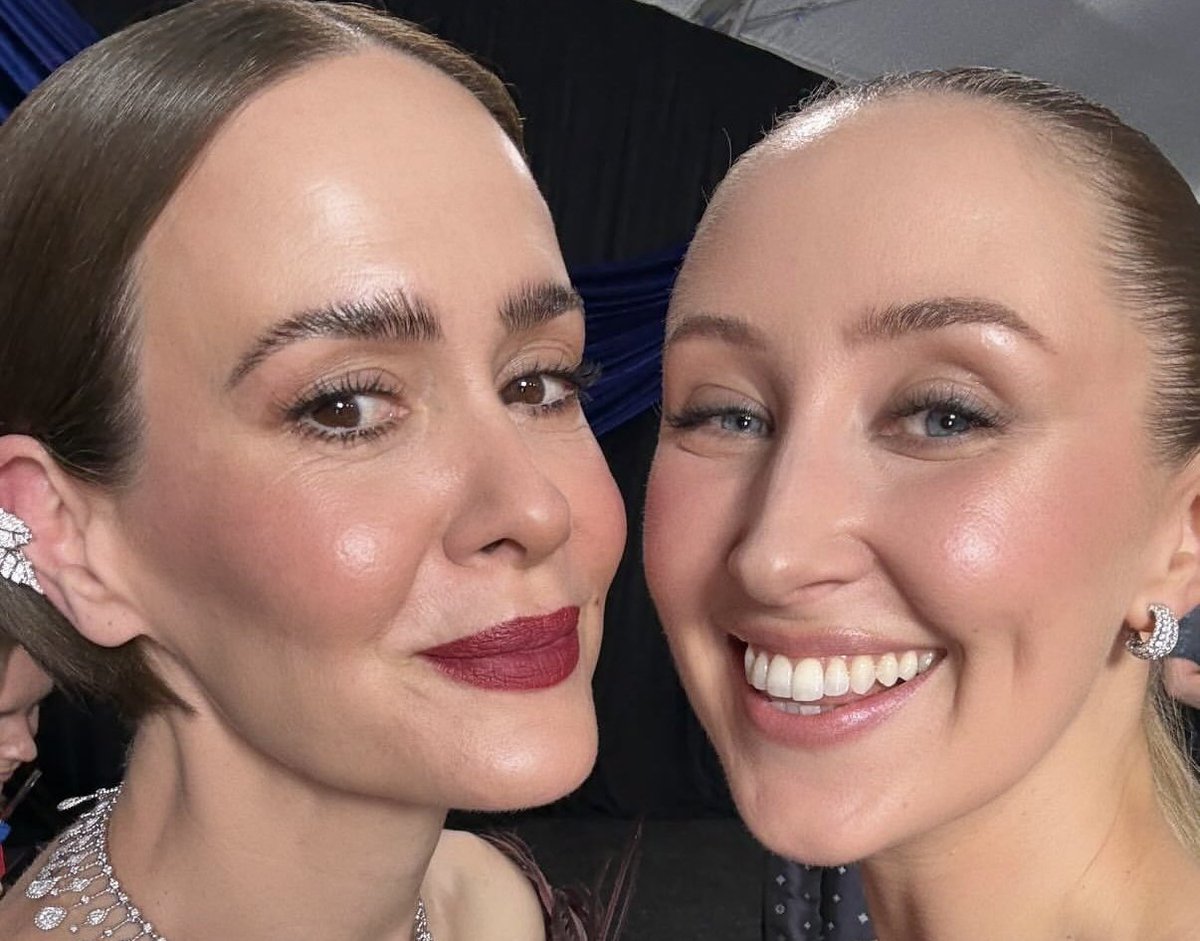 BraSarahPaulson's tweet image. Sarah Paulson com as vencedoras do #GoldenGlobes