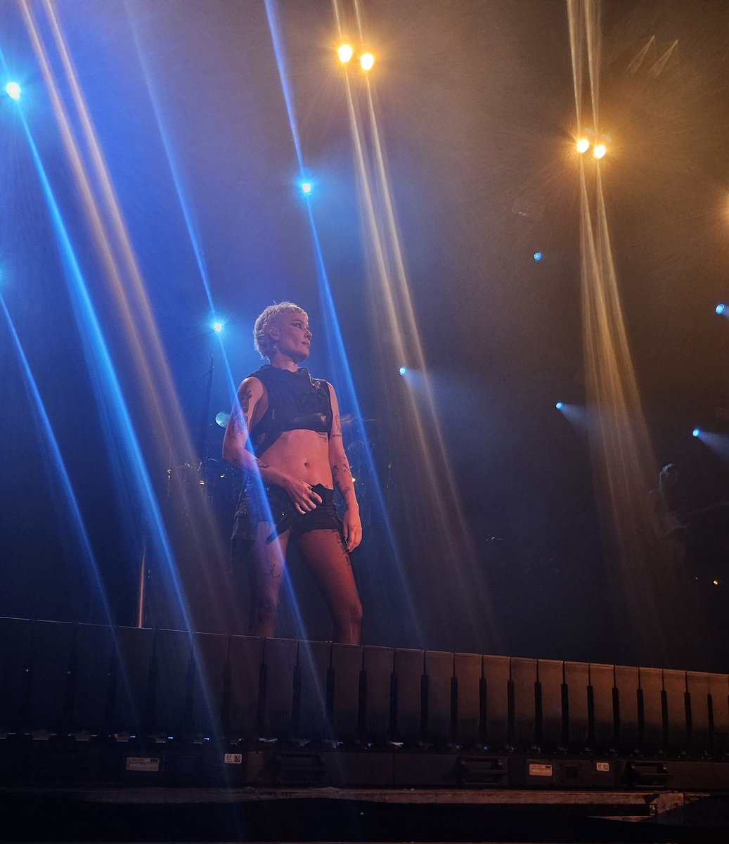 A night I will never forget #BackToBadlandsTour 💗💙