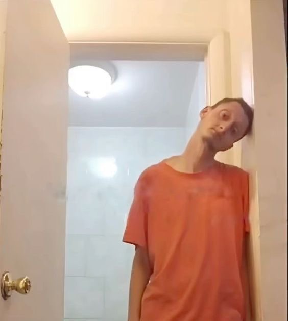 لما احس اني ابالغ بالشكر لاي شخص يسوي لي اكثر شي طبيعي بالحياه