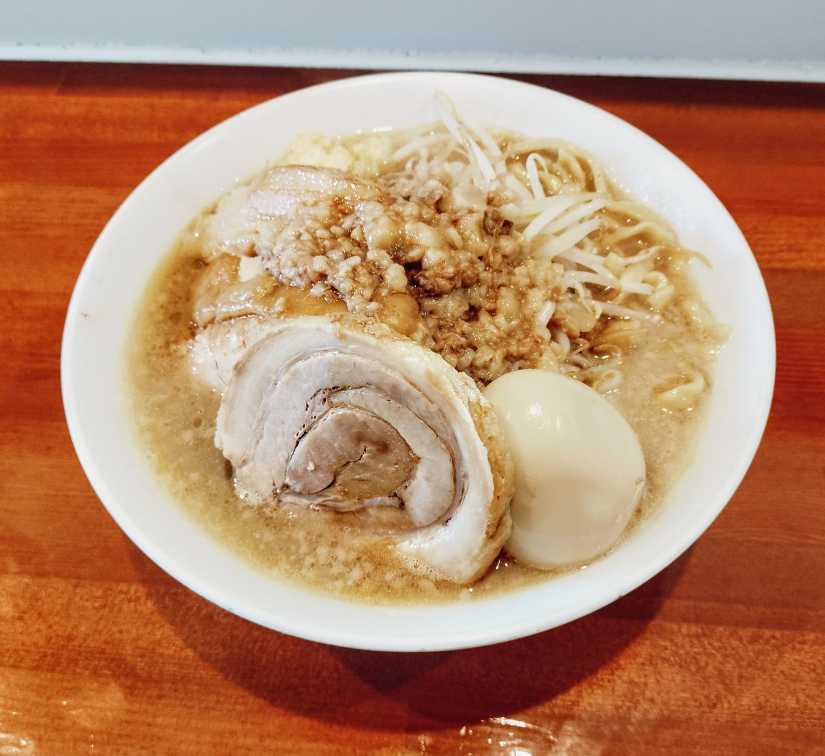 Type10Ak's tweet image. 宮城県女川町、LINGKAI女川店。

豚マシラーメン味玉トッピング（麺200g）1,500円。

はじめ人間ギャートルズに出てくるようなでっかく分厚いチャーシューと今まで食べたことのないくらいトロトロの味玉にびっくり🫨バチバチに美味いラーメンでした✨