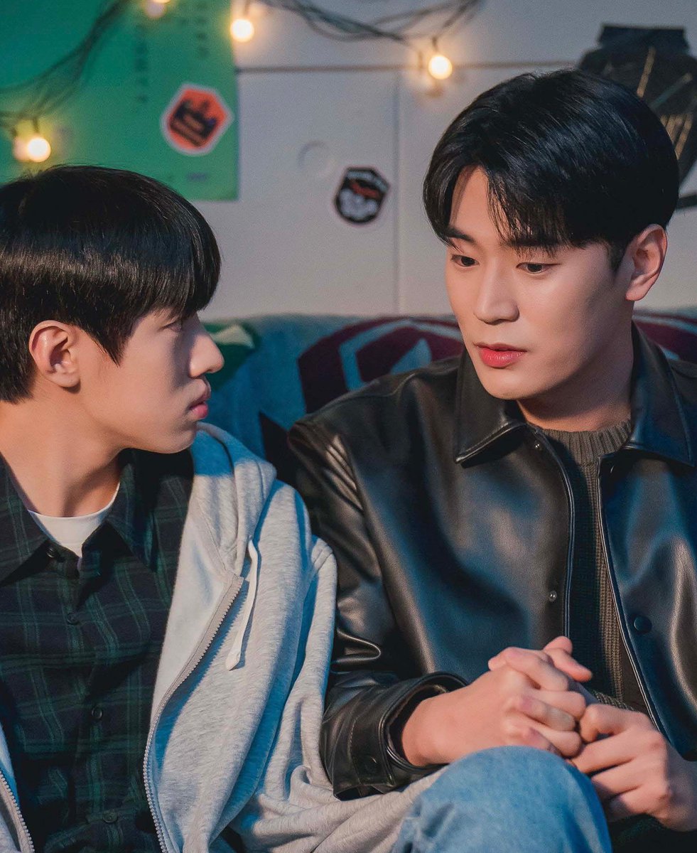 탐라가 빽투더2022~ 로 바뀜
너무 좋아😍
피 안 통하게 손깍지 낀 두 남정네 보고 가세요ㅋㅋㅋ