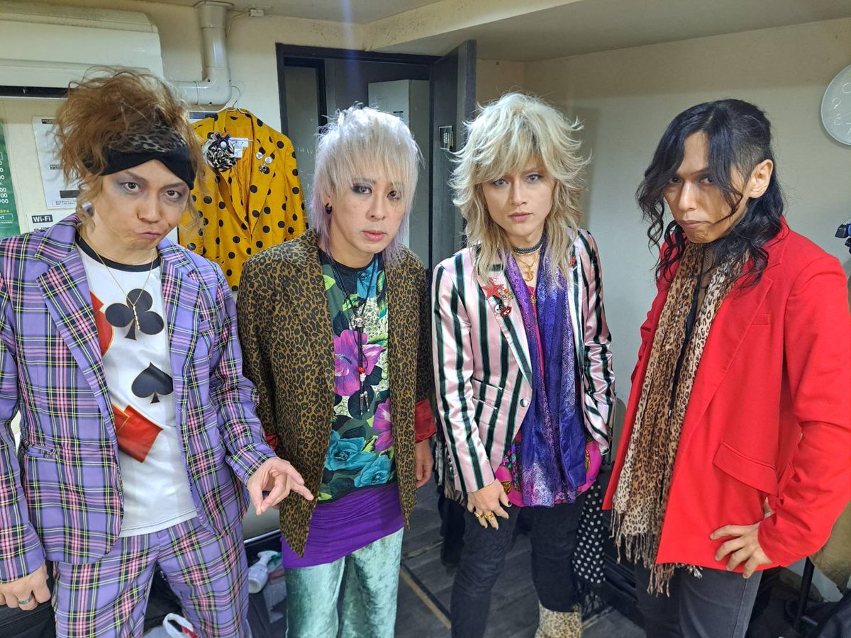 takuinakajima's tweet photo. 17日土曜日、
渋谷東京スペシャル公演です！
30曲やります！
ハロプロ提供曲セルフカバーもやります！
この日だけの特別衣装か！
焼酎限定販売か！
待ってます！
#SHINGO
#NAOKI
#you
#中島卓偉 https://t.co/HdWe2xfoUa