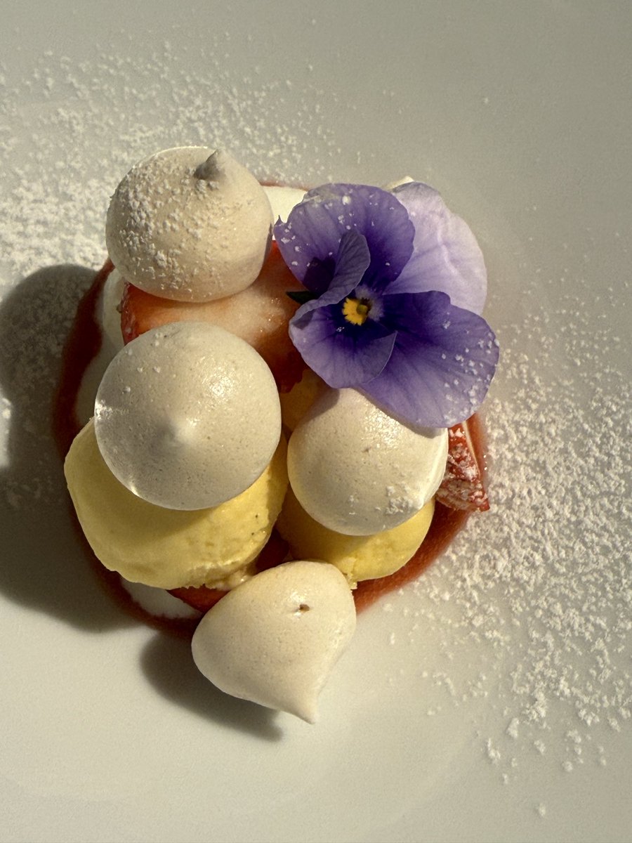 NaoSn39's tweet image. 去年から予約してたお店にランチ行ったら、つい先日バナナマンのせっかくグルメで櫻井くんと、阿部ちゃんが行った鰻屋さんの数軒となりのお店だっ😂
鰻屋さんお客さん並んでた！！
いつか行きたいな〜*ˊᵕˋ)੭
行ったお店は　#Pérouges  さん。
美味しかった✨前菜絶品！！こちらもまた行きたい😋