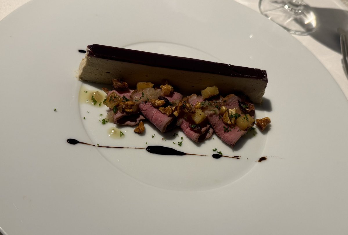 NaoSn39's tweet image. 去年から予約してたお店にランチ行ったら、つい先日バナナマンのせっかくグルメで櫻井くんと、阿部ちゃんが行った鰻屋さんの数軒となりのお店だっ😂
鰻屋さんお客さん並んでた！！
いつか行きたいな〜*ˊᵕˋ)੭
行ったお店は　#Pérouges  さん。
美味しかった✨前菜絶品！！こちらもまた行きたい😋