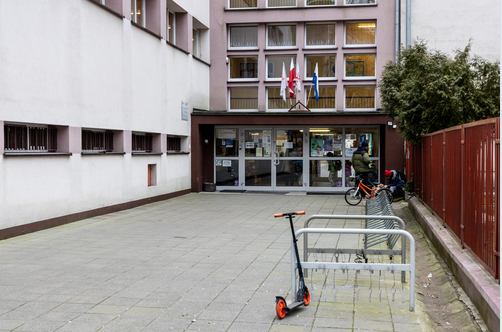 krakow_pl's tweet photo. #Krakow #KPO #CyfryzacjaSzkol #szkoly #laptopy
#uczniowie
Ponad 11 tysięcy sztuk laptopów, tabletów oraz innego, nowoczesnego sprzętu komputerowego trafi w najbliższych miesiącach do krakowskich szkół.
Sprzęt otrzyma 207 placówek oświatowych, które zostały zakwalifikowane po analizie ich wyposażenia, sprawdzającej https://t.co/iCphpaUt9t. stopień nasycenia sprzętem nie starszym niż 5 lat.
Szkoły otrzymają:
🔹 6358 laptopów,
🔹 1805 laptopów przeglądarkowych,
🔹 3625 tabletów.
Sprzęt zostanie przekazany w ramach rządowego projektu cyfryzacji szkół, finansowanego ze środków Krajowego Planu Odbudowy.
📷Jan Graczyński/ https://t.co/tZgIasj5cI
