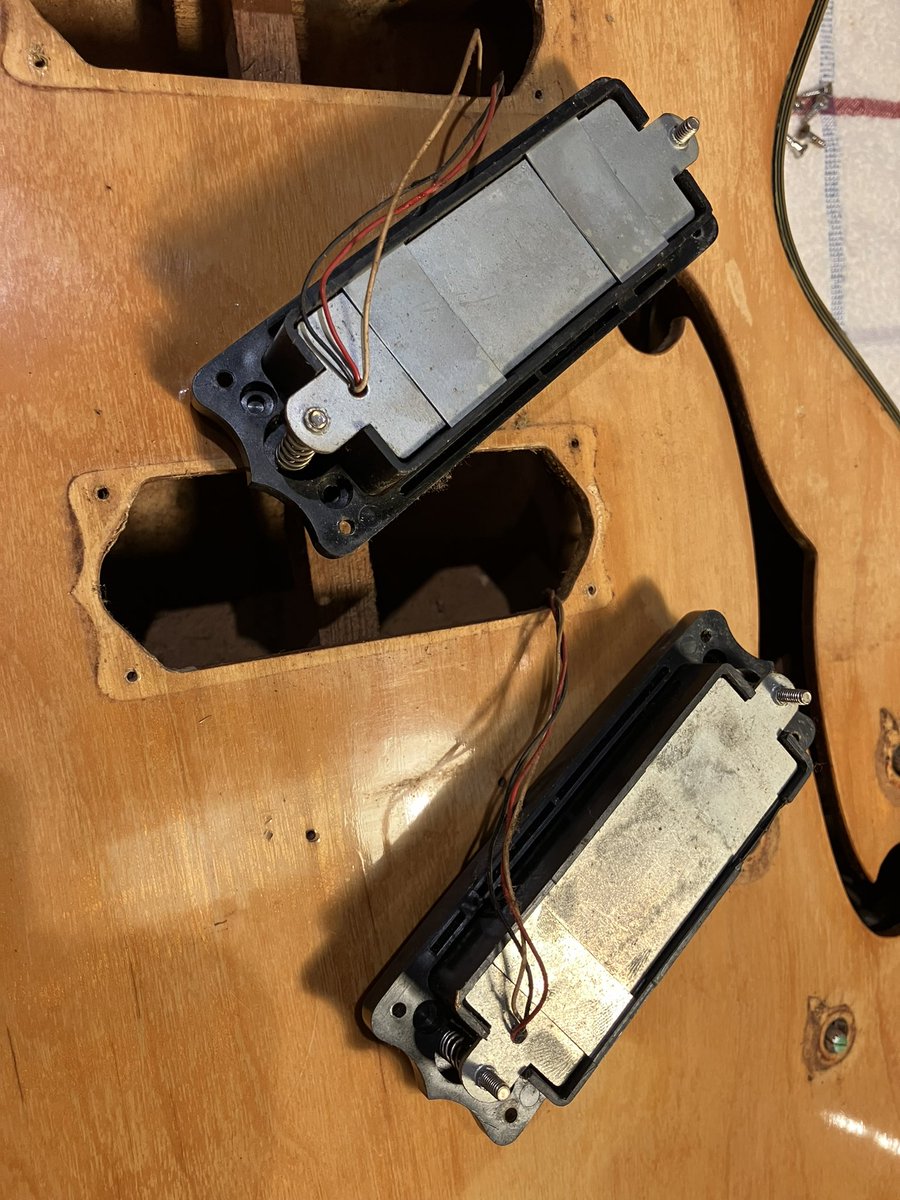 sunold_things's tweet image. ピックアップの配線が細いねー😅
問題はなかったのですが埃まみれなので配線を取り出しました❗️

#honey #ビザールギター #フルアコ #エレキギター #ギター配線