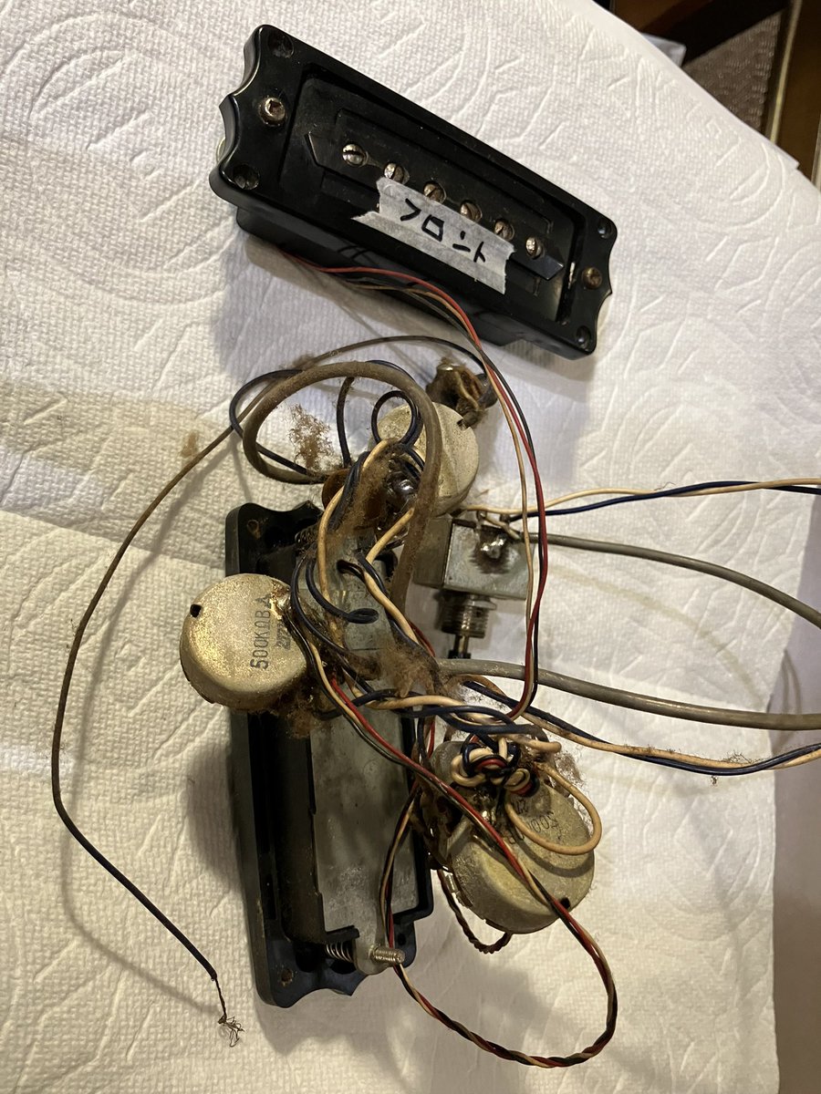 sunold_things's tweet image. ピックアップの配線が細いねー😅
問題はなかったのですが埃まみれなので配線を取り出しました❗️

#honey #ビザールギター #フルアコ #エレキギター #ギター配線