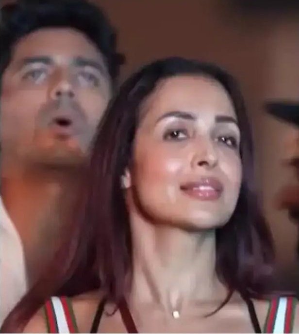 आजकल प्यार में लोग उम्र की परवाह करना ही छोड़ चुके हैं।

मलाइका अरोड़ा को ही देख लीजिए — अपने से करीब 15 साल छोटे लड़के के साथ तीसरी शादी की चर्चाएं तेज़ हैं।

अब सवाल ये उठता है कि क्या ये सच में आपसी प्यार है  
या फिर इसके पीछे शोबिज़ की लाइमलाइट, कम्फर्ट और समझदारी का तालमेल?