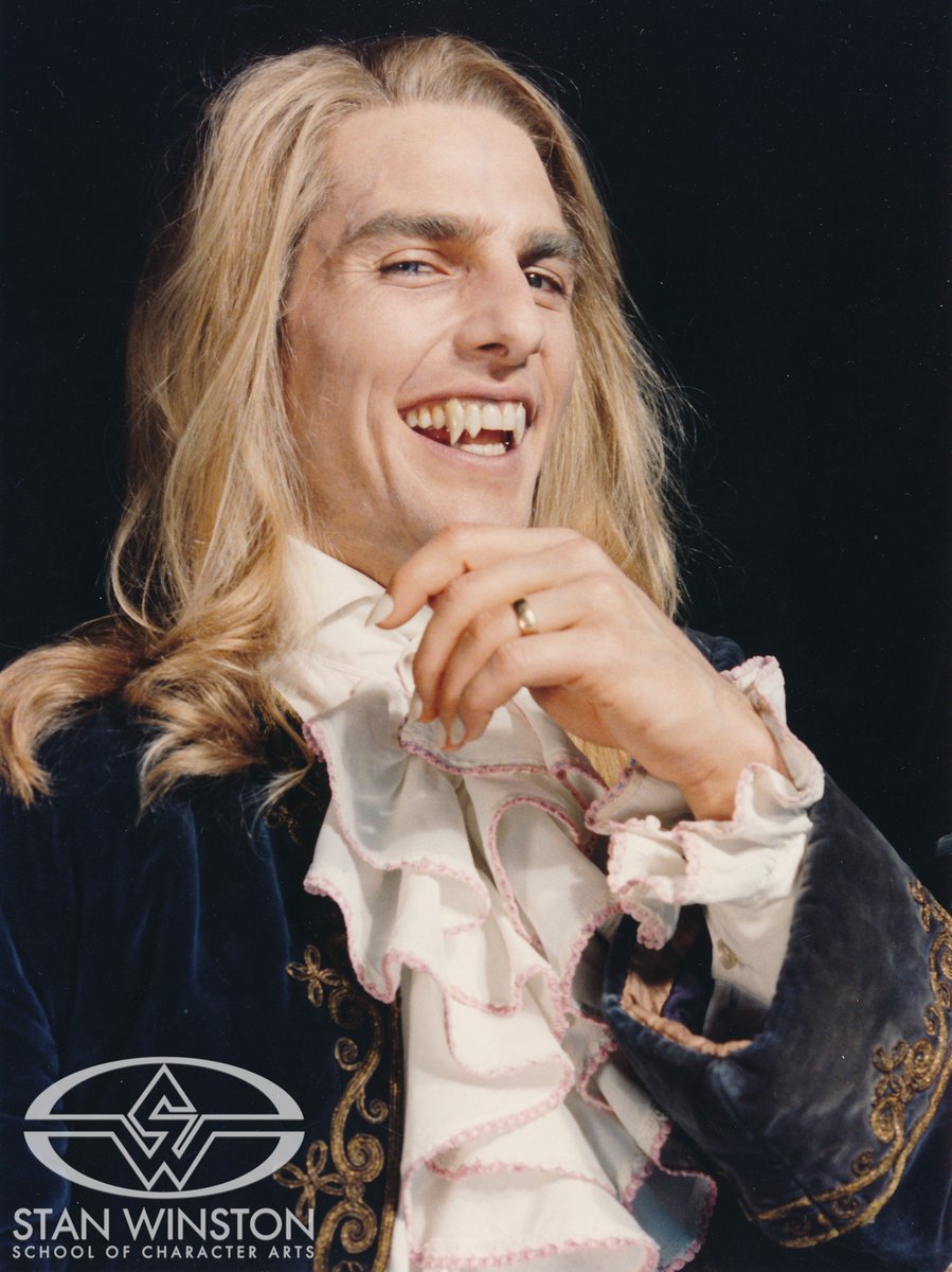 En los albores de la película Entrevista con el vampiro (1994), Tom Cruise se resistió a que le dieran un “glow up”. Él creía que Lestat de Lioncourt no perdería atractivo si lo interpretaba con su cabello y ojos oscuros. Sin embargo, los artistas del estudio Stan Winston
