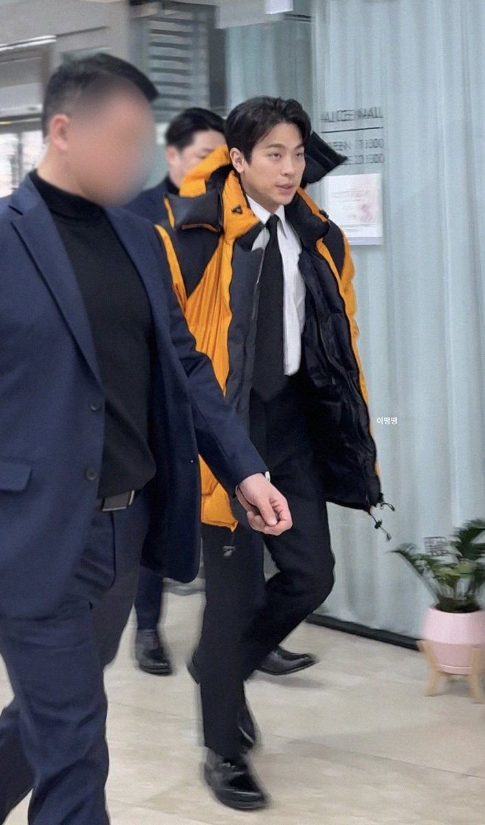 isuyeon97961178's tweet photo. 휴민트제보회 출근길 저화질담당 등장 https://t.co/UrVve8VVR2
