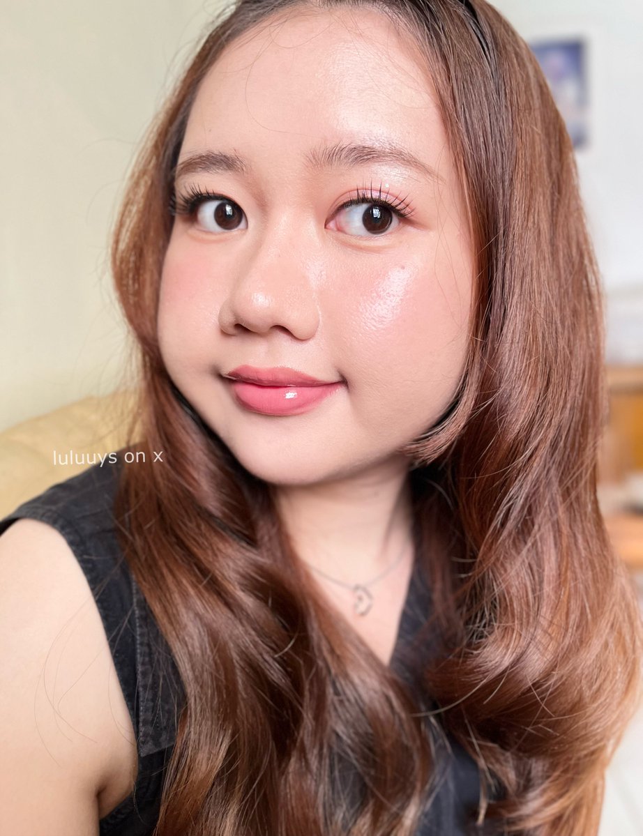 luluuys's tweet image. LOOK HOW MY SKIN LOOKS!!!
cuma pakai skintint, and this is THE REAL definition of skintint! 😻