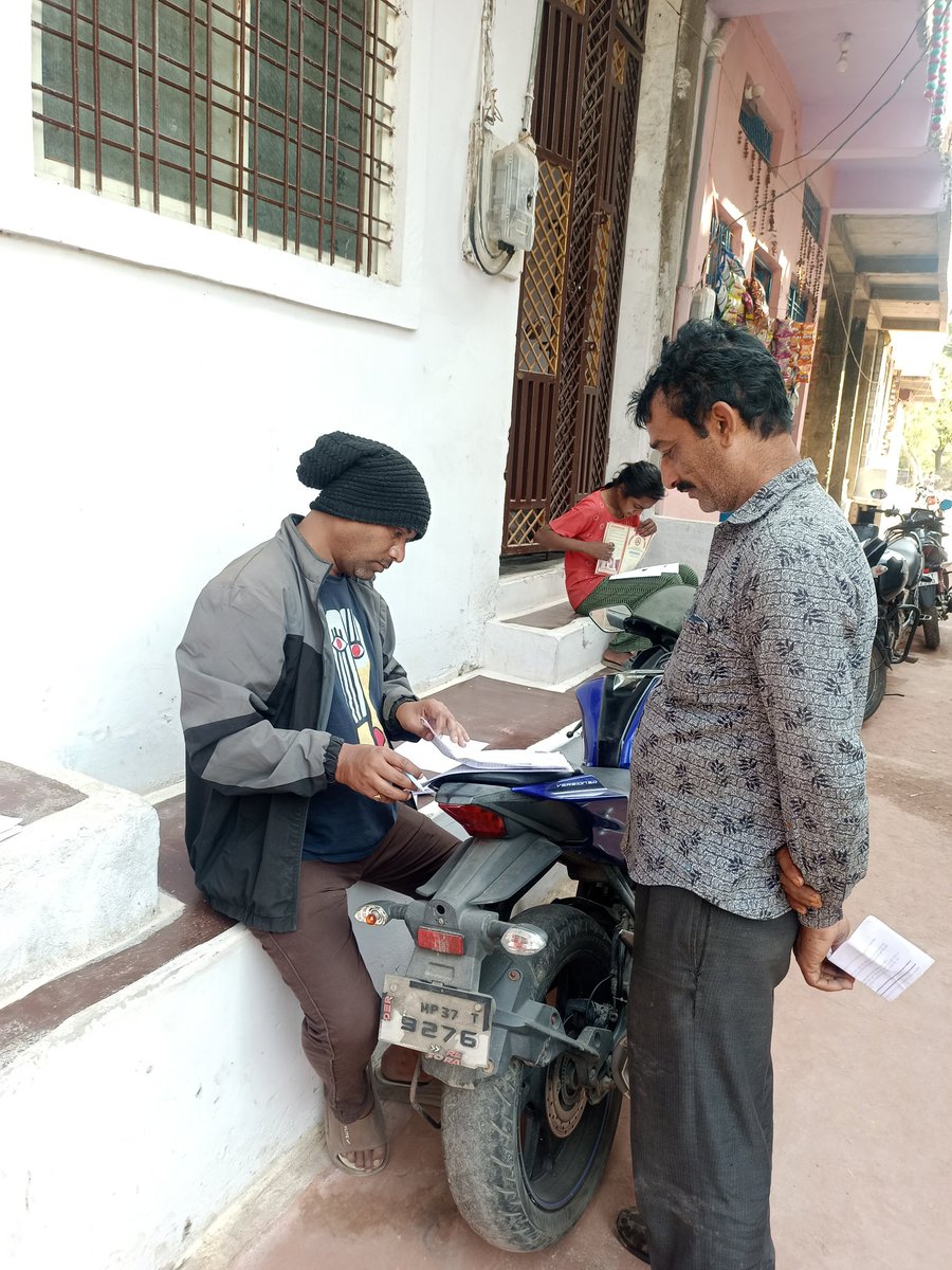 ParocheRaja's tweet photo. माननीय मंत्री श्री Vishvas Kailash Sarang जी के निर्देशानुसार  #नरेला_विधानसभा_151 अंतर्गत बूथ क्रमांक 136 में #SIR को लेकर जन जागरण अभियान किया एवं #नए_मतदाताओं के नाम जोड़ने हेतु #फॉर्म_नम्बर_06 भरवाया।
#SIR 
@VishvasSarang https://t.co/W3UppGY1H5