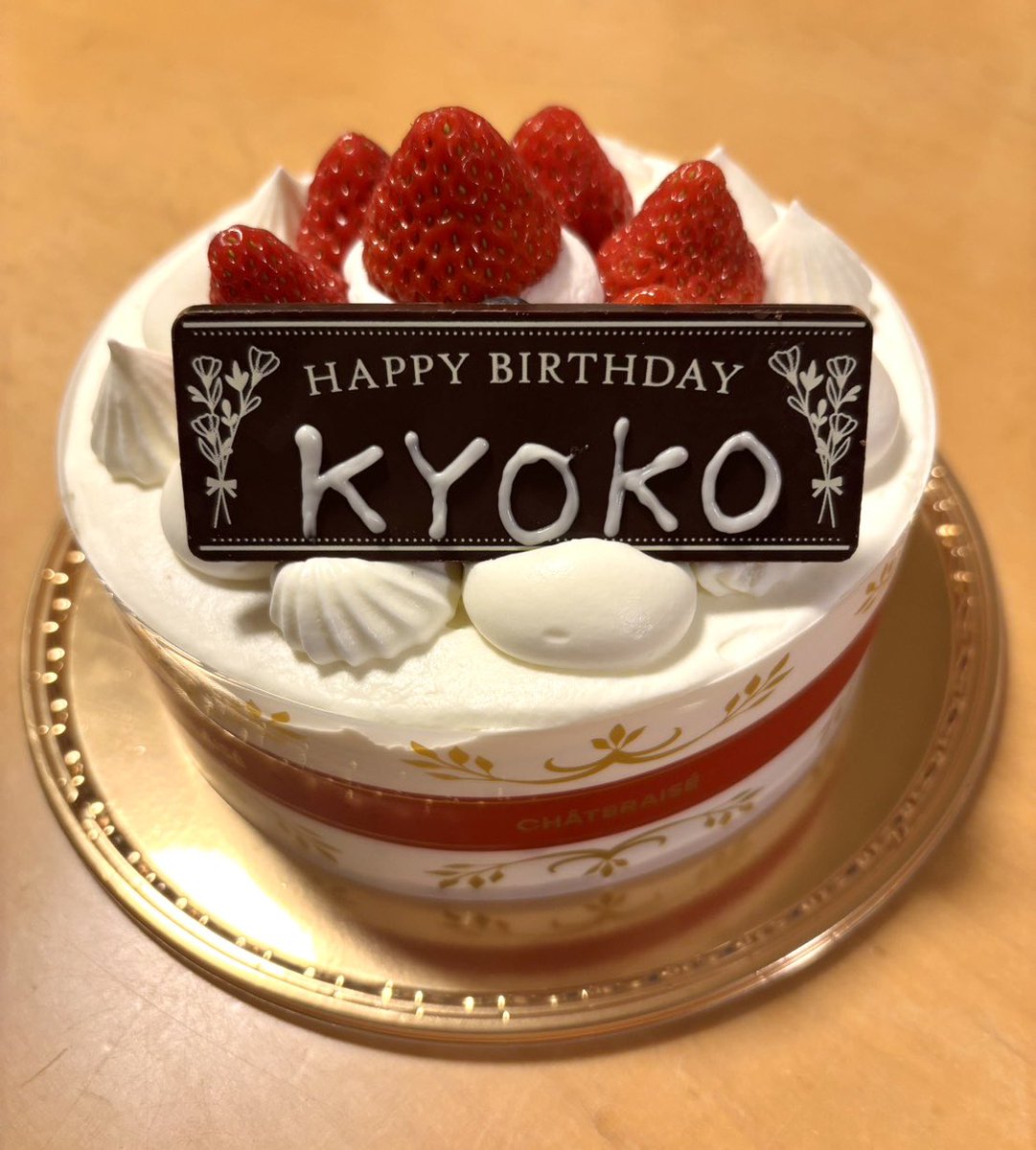 hirokyon0112's tweet photo. 本日また一つ歳をとりました🎂
そして今年は長男の成人式もあり喜びも2倍‼️
スーツ姿の息子を見て色々と思い出し感慨深い気持ちでいっぱいです✨️
成人おめでとう‼️㊗️
大好きな人達に囲まれながら二人でお祝いしあって最高に幸せな誕生日になりました✨️
今年も笑顔溢れる一年になりますように☆ https://t.co/aXefqc7TFJ