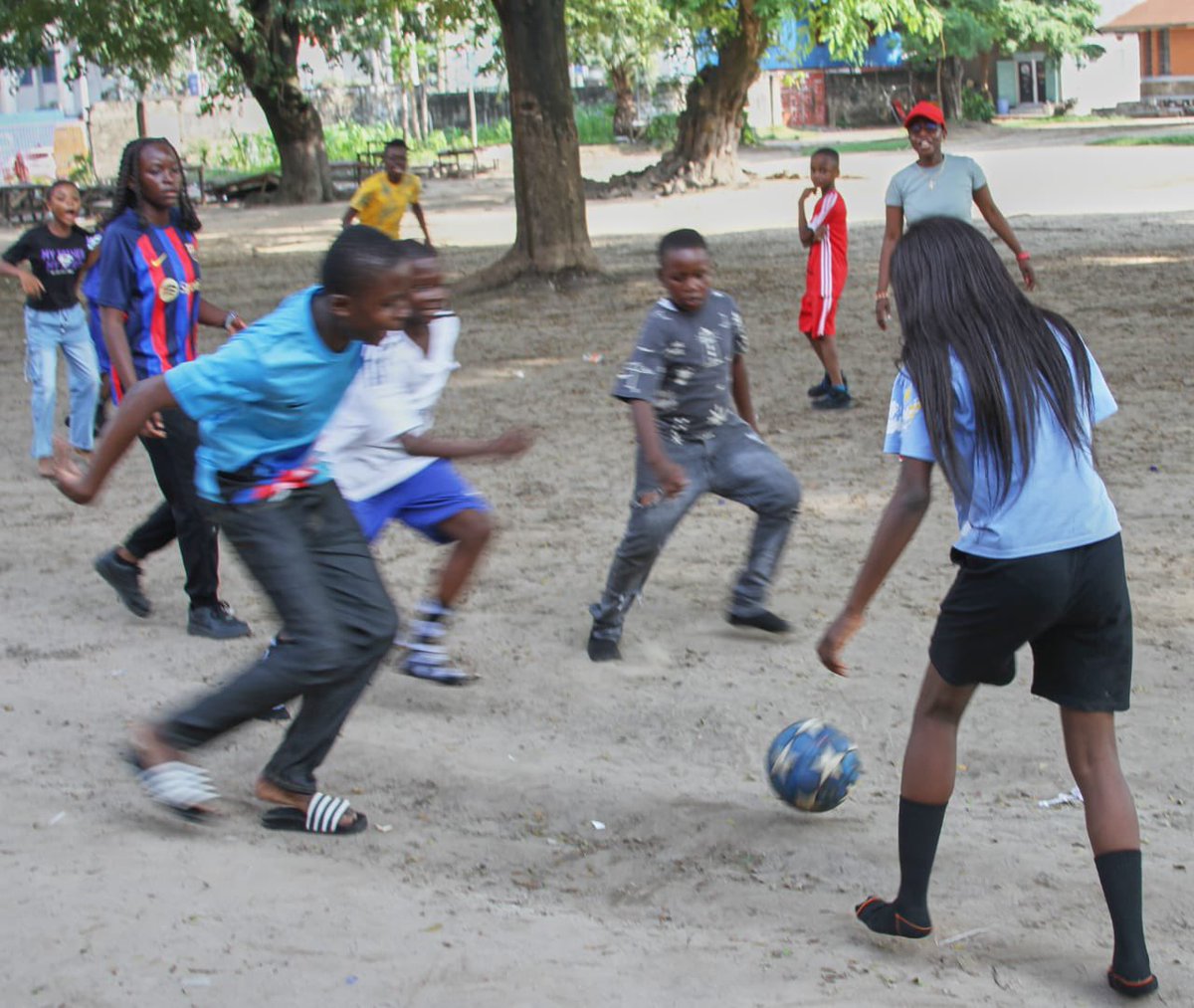 afiamama's tweet image. 🧑12-17 ans :
✅ Activités sportives(🏃🏾‍♀️,⚽️,🥋): #renforcer cohésion,discipline&amp;amp; responsabilité.
✅ Sensibilisation à la santé, la protection(DSSR,VBG,hygiène)🎗️#responsabiliser &amp;amp;prévenir.
✅ Jeux traditionnels🎮(Nzango,Cola-cola): #transmettre_culture &amp;amp; #encourager_solidarité
3/7