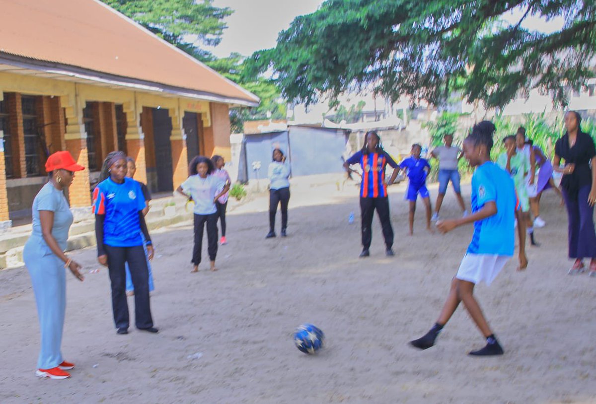 afiamama's tweet image. 🧑12-17 ans :
✅ Activités sportives(🏃🏾‍♀️,⚽️,🥋): #renforcer cohésion,discipline&amp;amp; responsabilité.
✅ Sensibilisation à la santé, la protection(DSSR,VBG,hygiène)🎗️#responsabiliser &amp;amp;prévenir.
✅ Jeux traditionnels🎮(Nzango,Cola-cola): #transmettre_culture &amp;amp; #encourager_solidarité
3/7