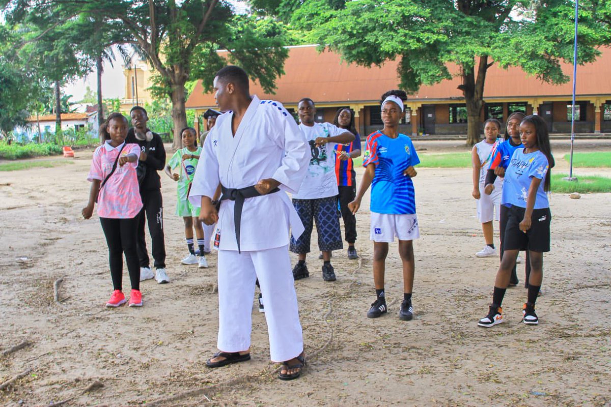 afiamama's tweet image. 🧑12-17 ans :
✅ Activités sportives(🏃🏾‍♀️,⚽️,🥋): #renforcer cohésion,discipline&amp;amp; responsabilité.
✅ Sensibilisation à la santé, la protection(DSSR,VBG,hygiène)🎗️#responsabiliser &amp;amp;prévenir.
✅ Jeux traditionnels🎮(Nzango,Cola-cola): #transmettre_culture &amp;amp; #encourager_solidarité
3/7