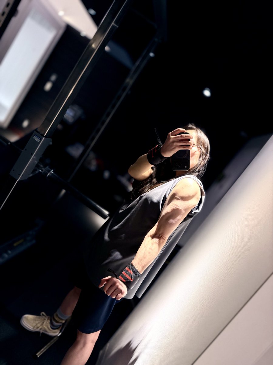 2時間フル肩腕トレの日💪💪トレーナーさんの真似してサイドレイズ50セット1時間やった😮‍💨肩は全部新しいやつ🆕✨今年本当にでかくすることに本気😤！トレ後カーボは奈良のやつ💕うまい😋