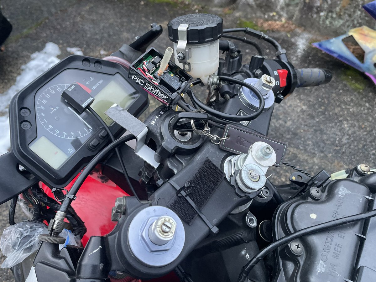 Kenmexicotempo1's tweet photo. 今日は冬休みの宿題の残りを・・・。<PC37のシフター取付
寒かった😅
キルタイムなどのセットは実走で詰めなければなりませんが・・・
ダイノマシン、どこか貸してくれるところありますかね?!🤔<数十分で充分
#PC37
#picシフター https://t.co/v3rQ1H5Pys
