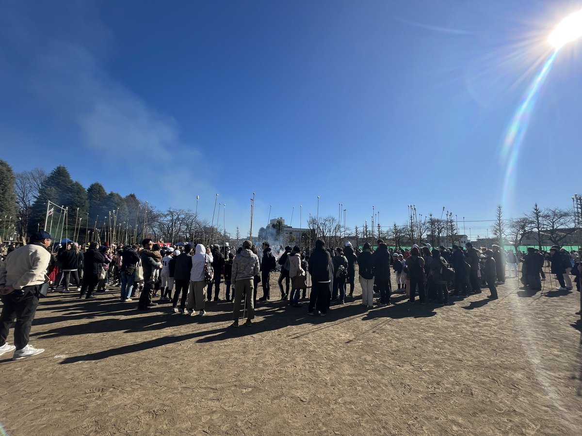 fujie_ryuzo's tweet image. 本日はくにはたちの集い（旧成人式）とどんど焼きをハシゴ。できるだけ火から離れて歩きましたが、帰ったらスーツとコートがスモークされた香りになってました🤣