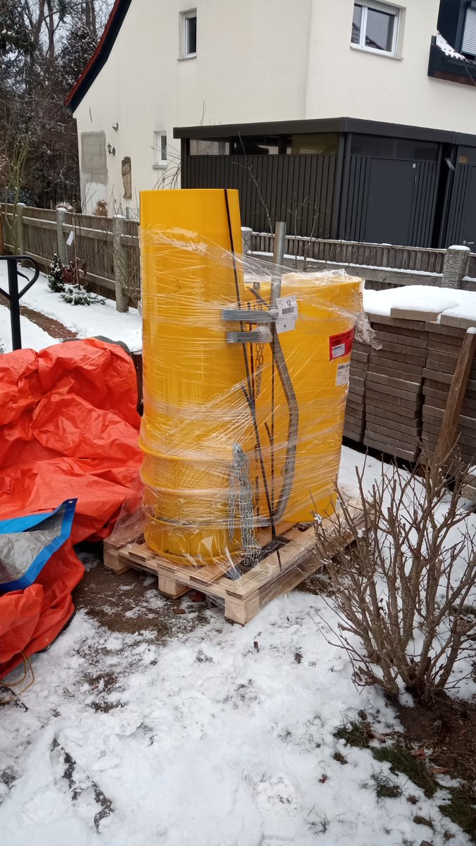 Zu Weihnachten schenkte ich mir selbst ein Schuttrohr, das ich für mein Bauherren Objekt benötige. Es wurde am Wochenende geliefert.
#liebingholzarbeiten