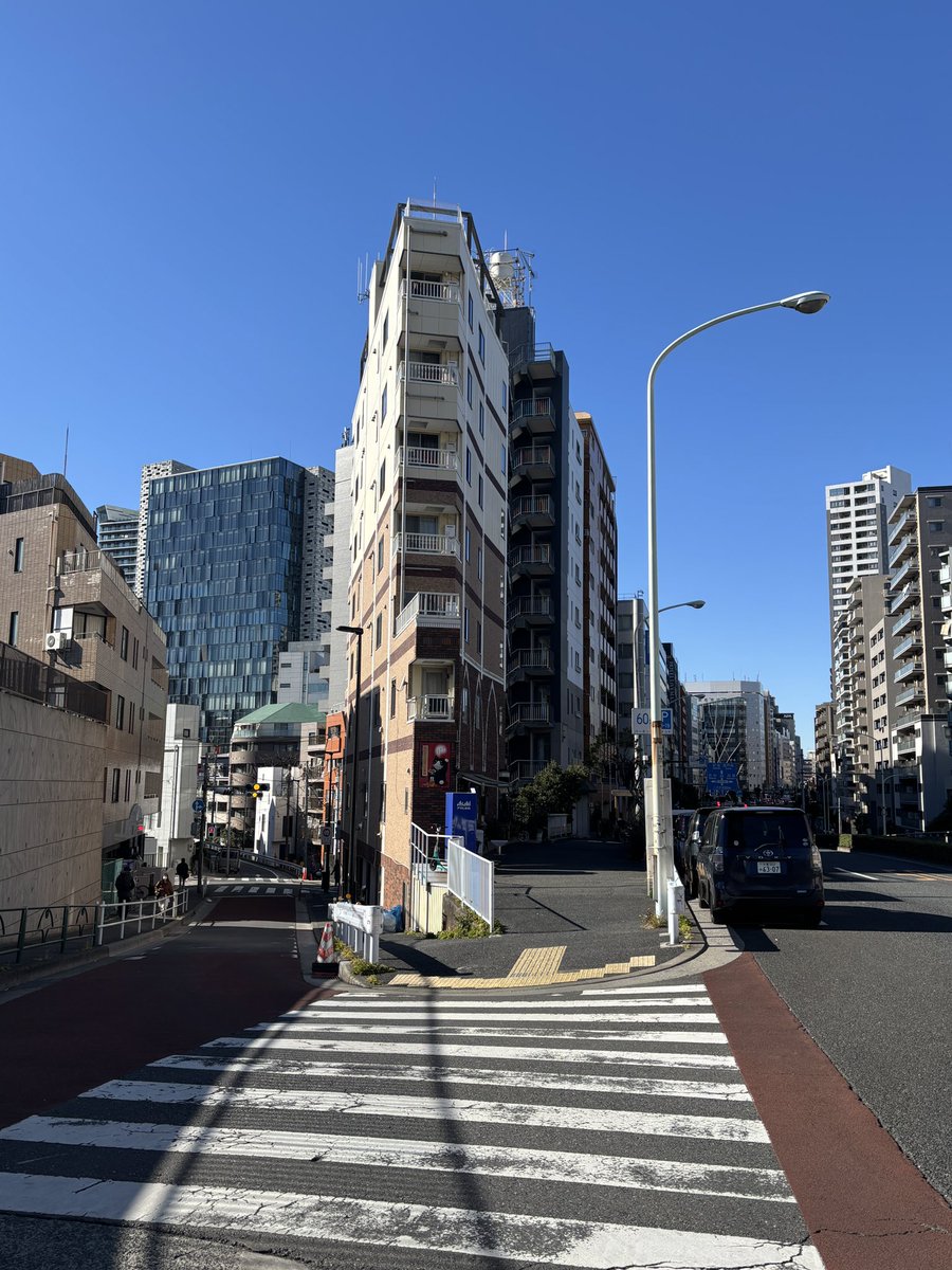 20260112 東新宿駅に向かう途中で見つけた
細いビル