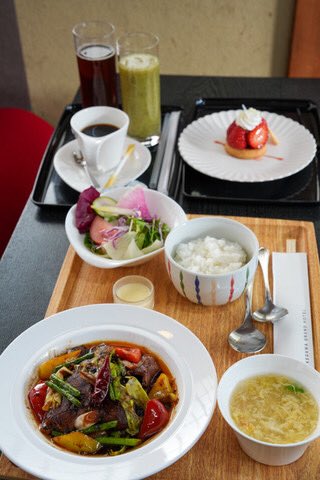 王将戦開幕局掛川城対局2日目　昼食

藤井王将　掛川牛もも肉のカツカレー、アイスティー

永瀬九段　回鍋肉、いちごタルト、フレッシュジュース（キウイ）、ホットコーヒー、アイスウーロン茶

kifulog.shogi.or.jp/ousho/2026/01/…