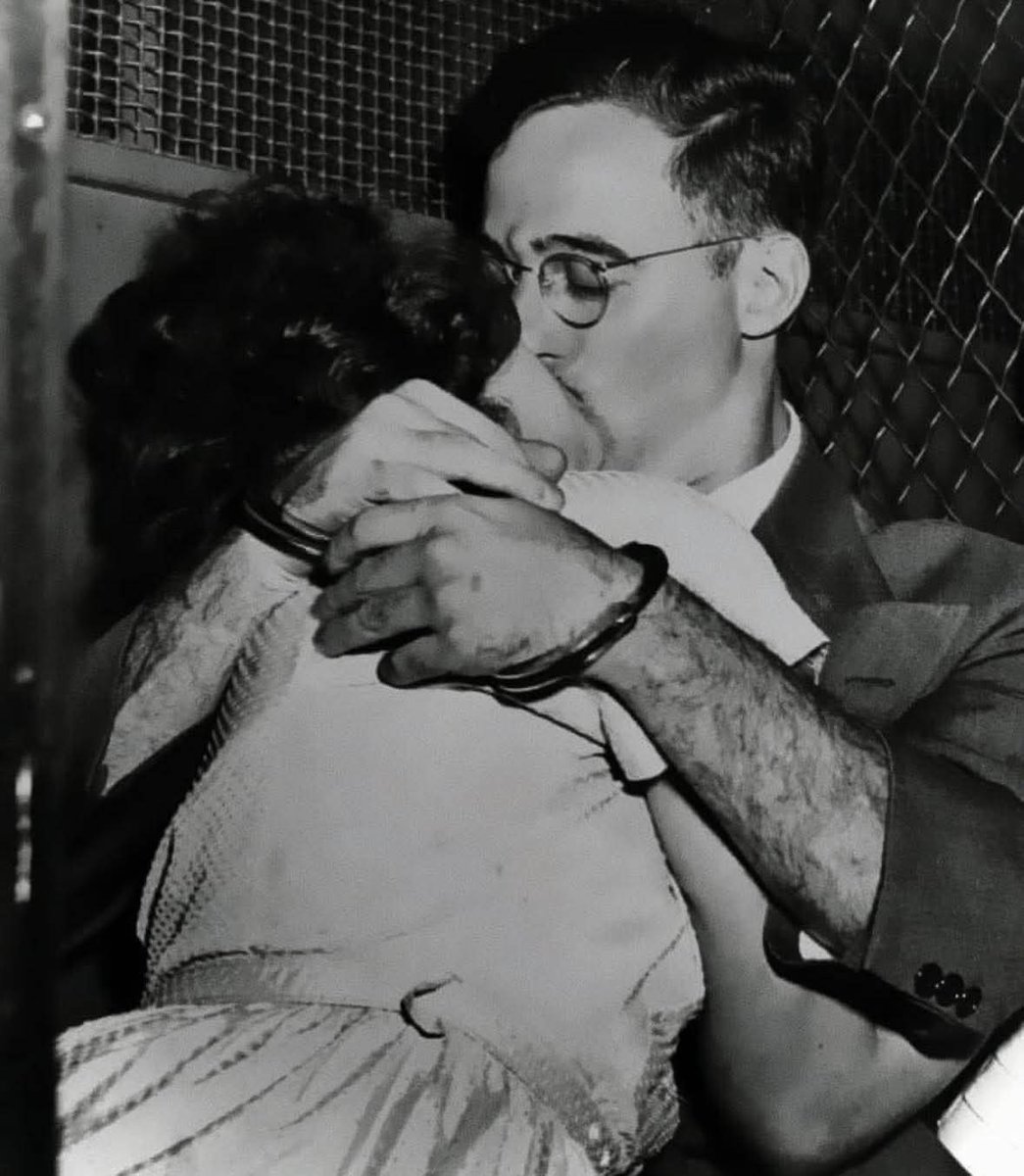 archeohistories's tweet image. One final kiss before execution, 1953: Julius and Ethel Rosenberg share one final kiss and sing "The Internationale" as they were being strapped to the electric chair... 

On June 19, 1953, Julius and Ethel Rosenberg were executed at Sing Sing Prison in Ossining, New York, after…