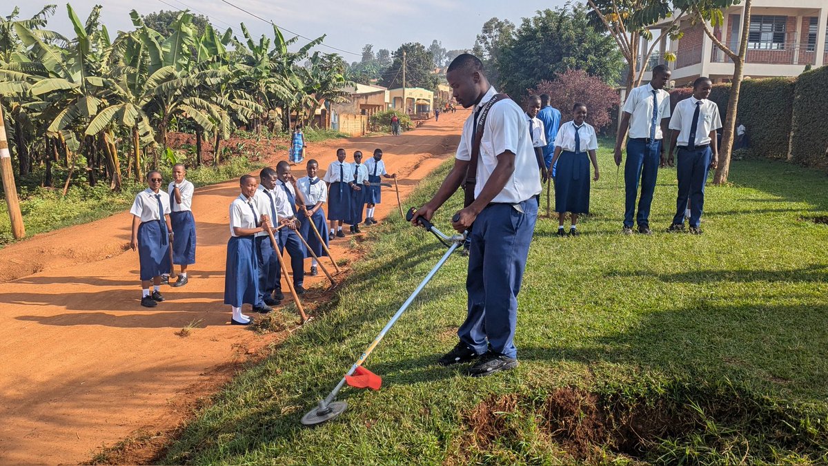 GoodrichTVRw's tweet image. Minisiteri y'Uburezi yatangije gahunda y'Ubukangurambaga bwa #FresheriKuIshuri igamije kwimakaza isuku mu bigo by'amashuri mu Gihugu hose.
Muri @CityofKigali, igikorwa cyo gutangiza ubu bukangurambaga mu mashuri, cyabereye muri GS Karembure riherereye mu Karere ka Kicukiro.#RwOT