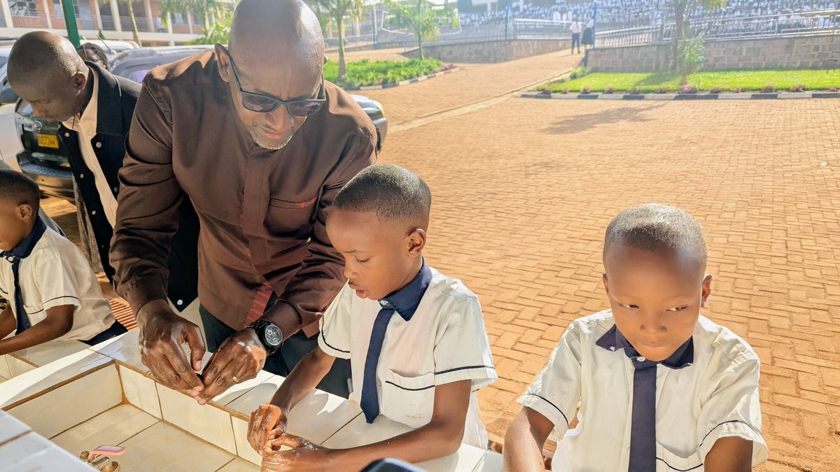 GoodrichTVRw's tweet image. Minisiteri y'Uburezi yatangije gahunda y'Ubukangurambaga bwa #FresheriKuIshuri igamije kwimakaza isuku mu bigo by'amashuri mu Gihugu hose.
Muri @CityofKigali, igikorwa cyo gutangiza ubu bukangurambaga mu mashuri, cyabereye muri GS Karembure riherereye mu Karere ka Kicukiro.#RwOT