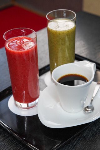 ２日目午後のおやつ

藤井王将　完熟メロンまんじゅう、フレッシュジュース（キウイ）

永瀬九段　フレッシュジュース（キウイ）、フレッシュジュース（紅ほっぺ）、ホットコーヒー

kifulog.shogi.or.jp/ousho/2026/01/…